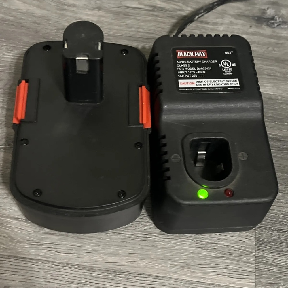 Black Max AC/DC Power Tool Battery Charger DA032424 29 Volt. 0837 & 24v Battery